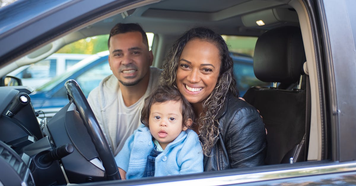 Rodzice z dziećmi przy samochodzie rodzinnym